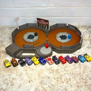 Disney Cars Crank & Crash Derby with 13 die-cast mini cars